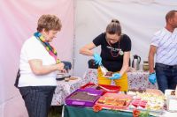 Panie nakładają ciasta