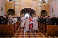 Procesja liturgiczna wchodzi do kościoła