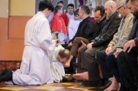 Proboszcz obmywa i całuje nogi mężczyznom