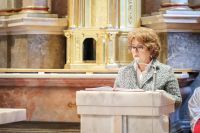 Kobieta czyta czytanie