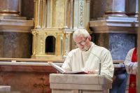 Mężczyzna czyta Mękę Pańską