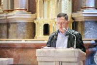 Mężczyzna czyta czytanie