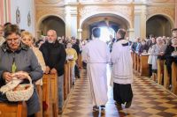 Ksiądz święci pokarmy