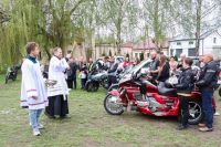 Ksiądz święci pokarmy motocyklistom