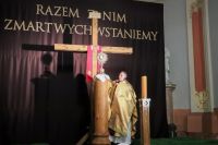 Ksiądz bierze Najświętszy Sakrament