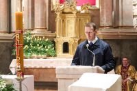 Mężczyzna czyta czytanie