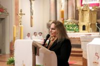 Kobieta czyta czytanie