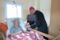 Ks. Prymas błogosławi chorego