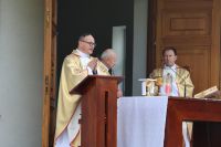 Księża sprawują Eucharystie