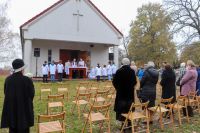 Księża sprawują Eucharystię przed kaplicą