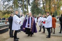 Proboszcz okadza groby