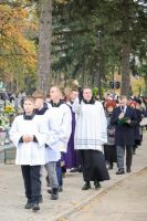 Ksiądz święci groby